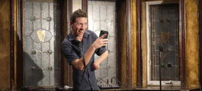 Non-verbal Comedian Hilariously Explains How He Performs Onstage Without Speaking